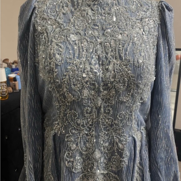 Elegant Blue Dress with Silver Embellishments - Picture 4 of 6